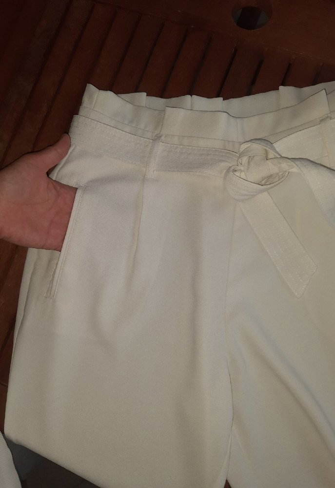 Stradivarius Kemerli Beyaz Mini Kumaş Kadın Pantolon - Görsel 2