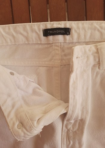 Beyaz Düğmeli Yüksek Bel Kot Pantolon - Görsel 4