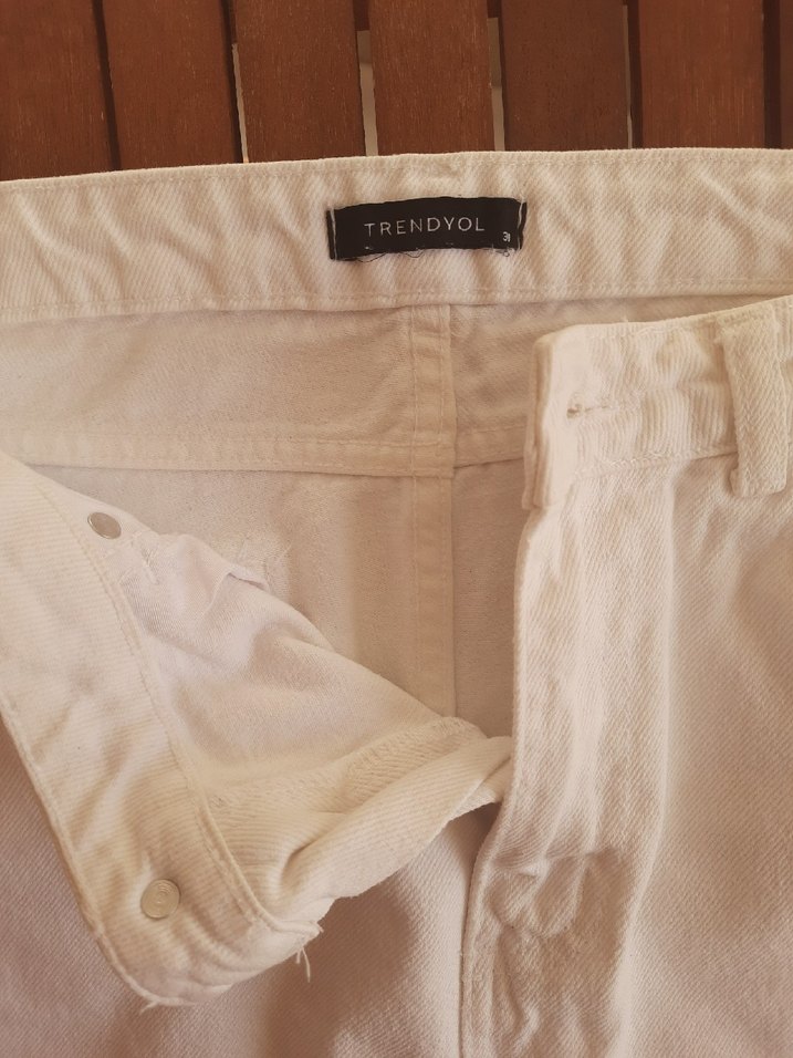 Beyaz Düğmeli Yüksek Bel Kot Pantolon - Görsel 4