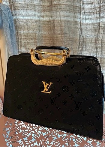 Siyah Kabartmalı Deri Louis Vuitton Çanta