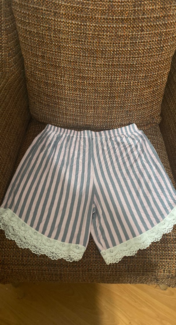 Çizgili dantel detaylı şort - Görsel 2