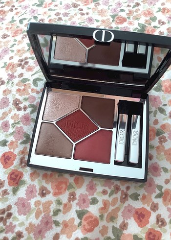 Beden Dior Diorshow 5 Renkli Göz Farı - 673 Red Tartan