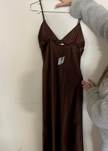 bershka kahverengi saten askılı dökümlü elbise - Görsel 3