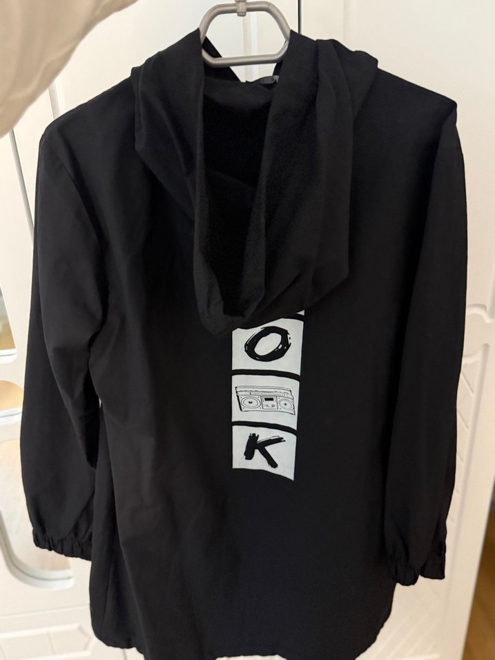 Siyah Kapüşonlu Fermuarlı Baskılı Kadın Ceket - Görsel 3