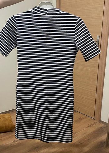m Beden Kısa Kollu Siyah-Beyaz Çizgili Midi Elbise
