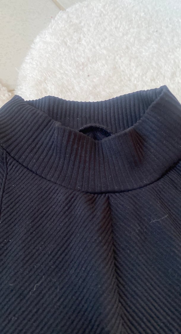 Siyah Yüksek Yakalı Kolsuz Kadın bluz - Görsel 3