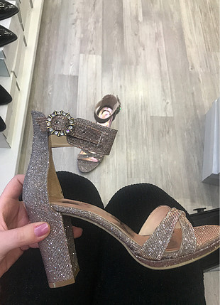 Işıltılı bronz rose parlak simli abiye sandalet topuklu ayakkabı