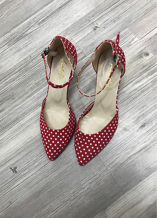 kırmızı beyaz puantiyeli nostalji topuk vintage ayakkabı bilekte