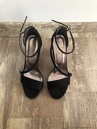 38 Beden siyah bantlı topuklu ayakkabı sandalet tek bant kadife zara mang