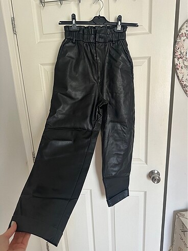 Siyah deri yüksek bel havuç pantolon mango zara bershka pull and
