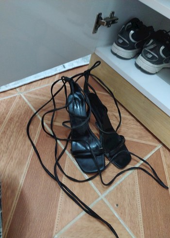 ipli topuklu ayakkabı