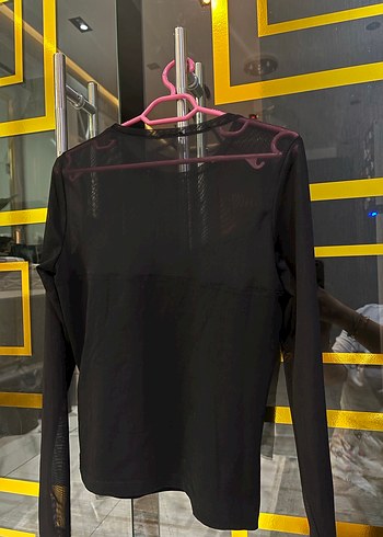 Siyah dantelli üst kolları ve üstü tül dantel