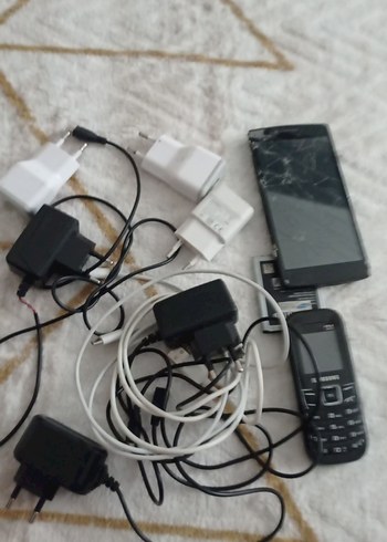Gri Telefonlar ve Şarj Aletleri Seti