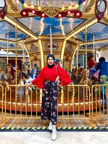 Kolları Volanlı Kırmızı bluz