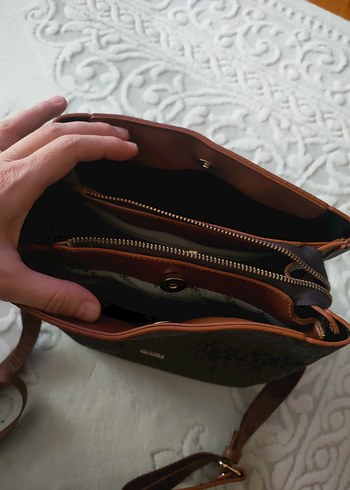 Kahverengi Deri Fermuarlı Kadın Çanta
just polo orjinal üründür. - Görsel 3