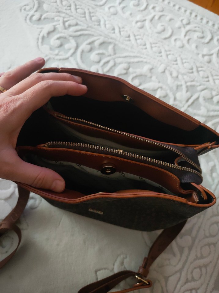 Kahverengi Deri Fermuarlı Kadın Çanta
just polo orjinal üründür. - Görsel 3