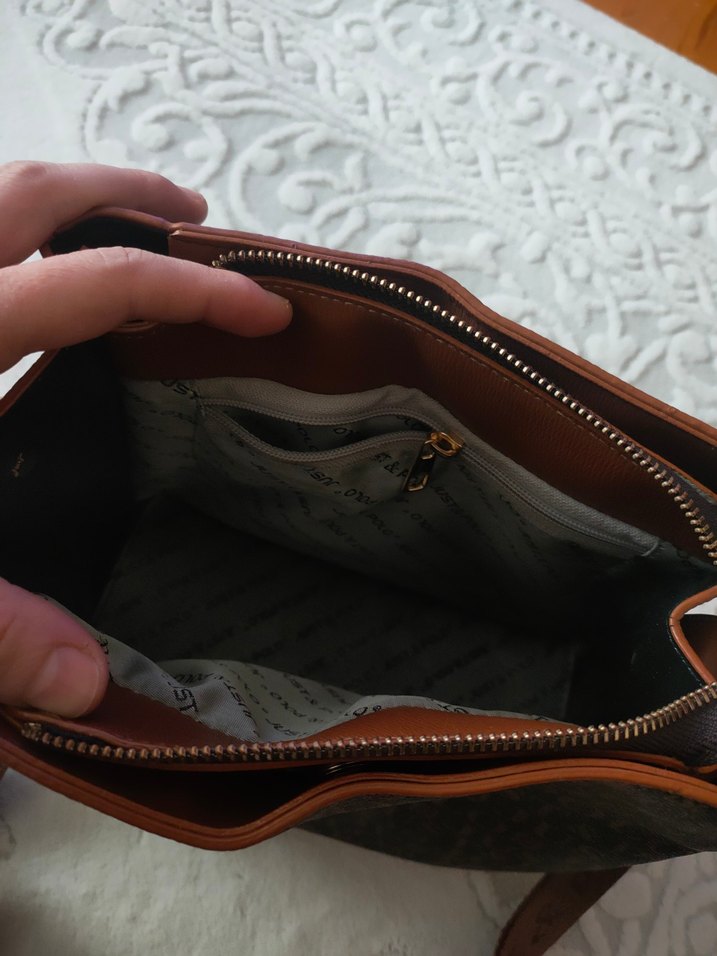 Kahverengi Deri Fermuarlı Kadın Çanta
just polo orjinal üründür. - Görsel 4