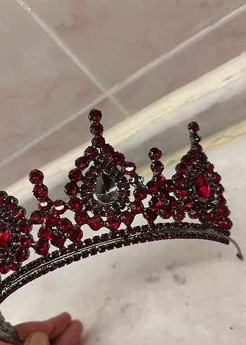 Beden bordo Renk Bordo Parlak Cam Taşlı Gotik Taç