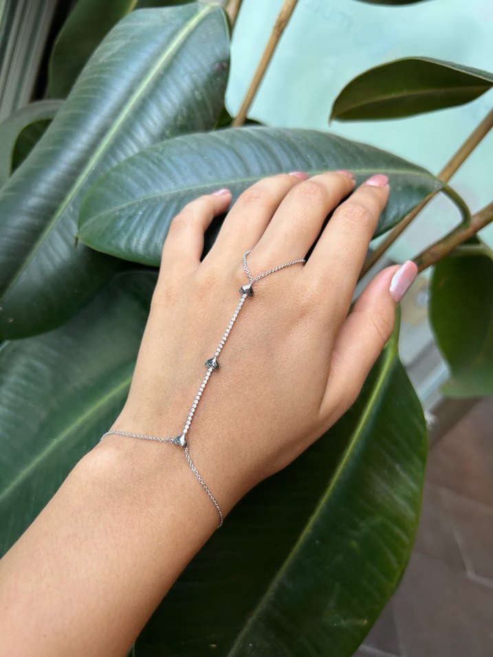 Minimalist Boncuklu Kadın El Zinciri - Görsel 3