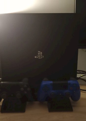 Sony PlayStation 4 Konsol ve İki DualShock 2 Kol