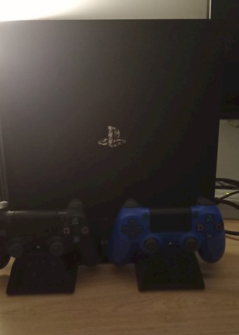 PlayStation 4 Konsol ve İki DualShock 2 Kol