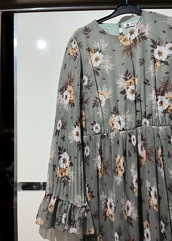 Yeşil Çiçekli Uzun Piliseli Bohem Elbise - Görsel 2