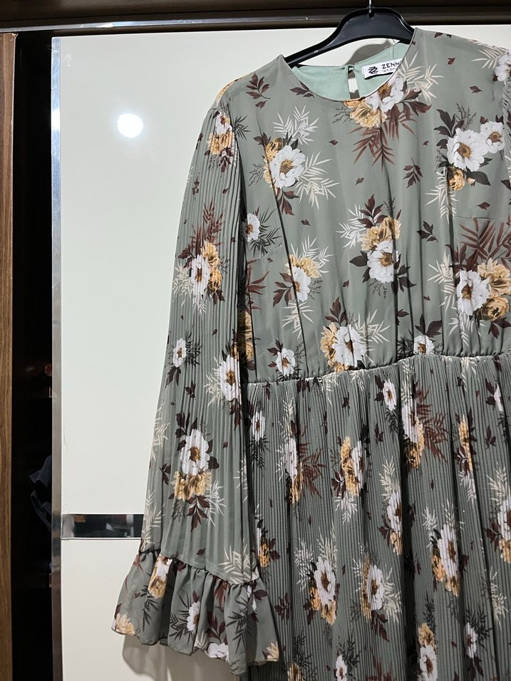 Yeşil Çiçekli Uzun Piliseli Bohem Elbise - Görsel 2