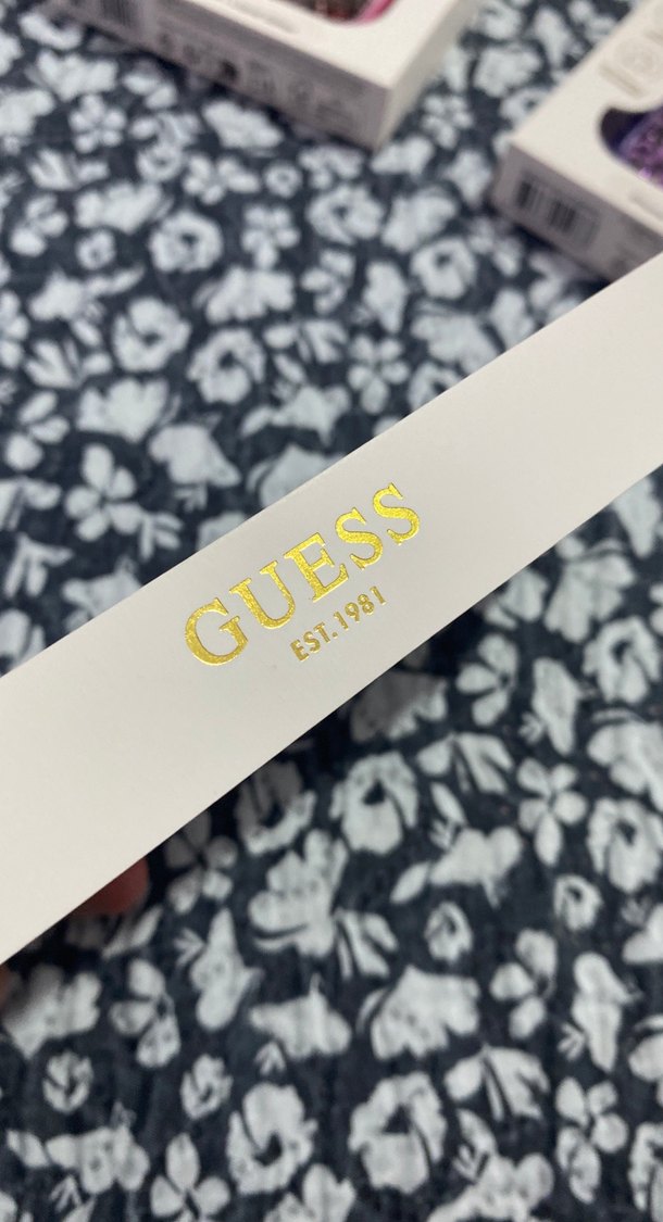 Zincir Detaylı Nakışlı Altın Renk 16 pro telefon kılıfı - Görsel 3