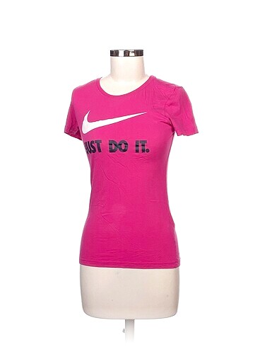 Nike T-shirt %70 İndirimli.