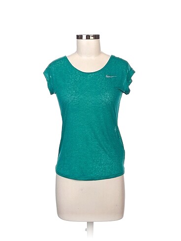 Nike T-shirt %70 İndirimli.