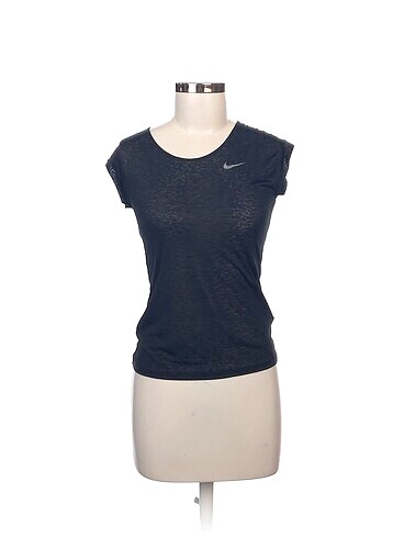 Nike T-shirt %70 İndirimli.