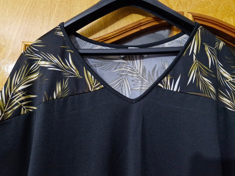 V Yaka Siyah Baskılı Salaş Kadın Bluz - Görsel 2