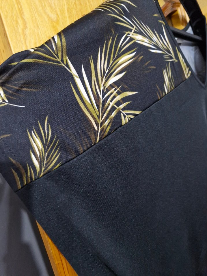 V Yaka Siyah Baskılı Salaş Kadın Bluz - Görsel 3