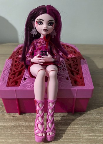 Koyu Pembe Saçlı Oyuncak Bebek