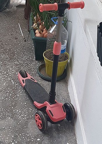 Çocuklar için renkli pembe scooter - Görsel 2
