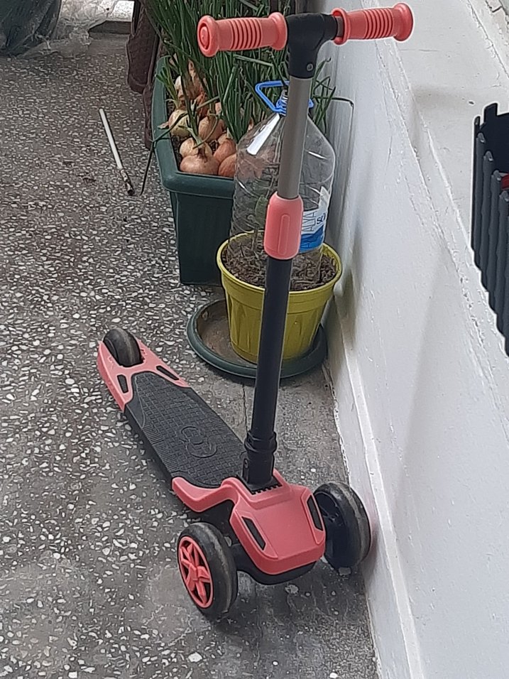 Çocuklar için renkli pembe scooter - Görsel 2