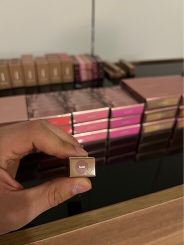 Beden Rhode Peptise Lip Shape (Twist)