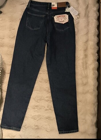 28 Beden mavi Renk Guess mom jean pantolon