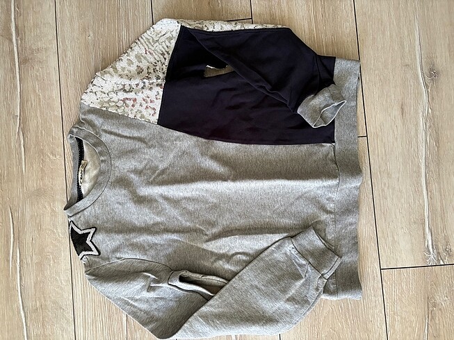 Pullu gri-lavivert sweatshirt