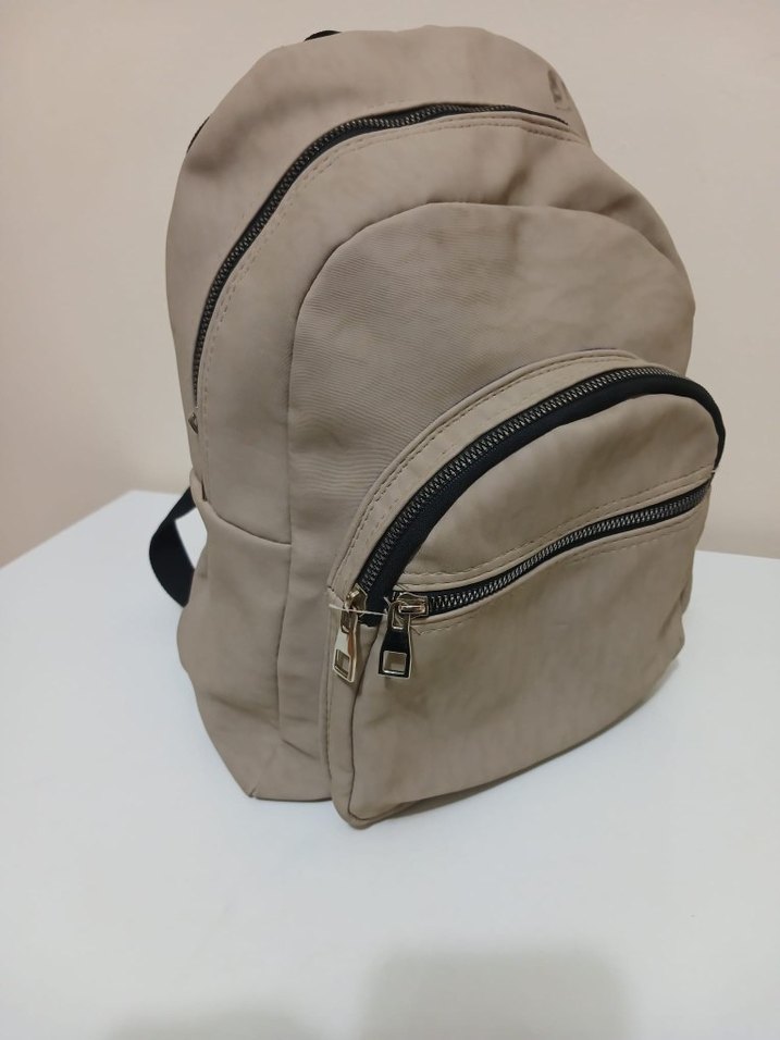 Dikişsiz Bej Deri Kadın Sırt Çantası - Görsel 3