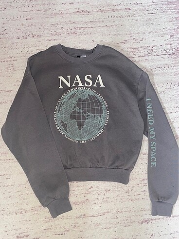 H&M kol detayli nasa sweat