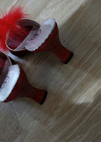 Kırmızı Tüylü Topuklu Kadın Terlik - Görsel 3
