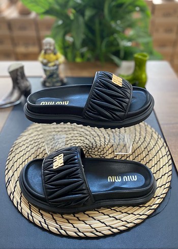 Miu Miu Miu Miu Siyah Pileli Kadın Terlik