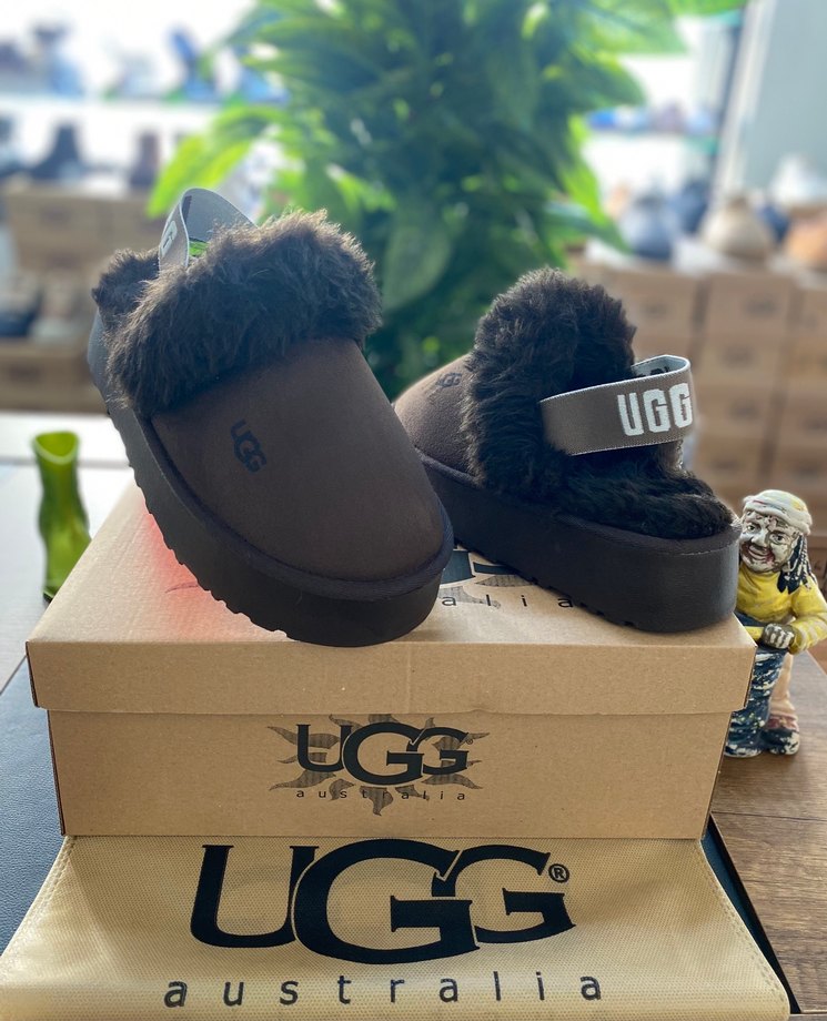 UGG Kahverengi Kürklü Lastikli Terlik - Görsel 3