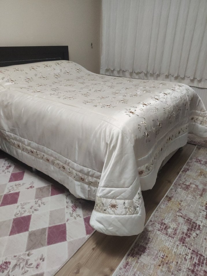 İşlemeli Beyaz Krem Yatak Örtüsü - Görsel 3