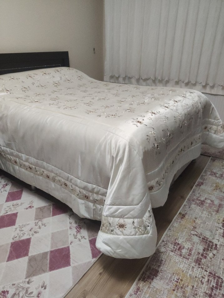 İşlemeli Beyaz Krem Yatak Örtüsü - Görsel 4