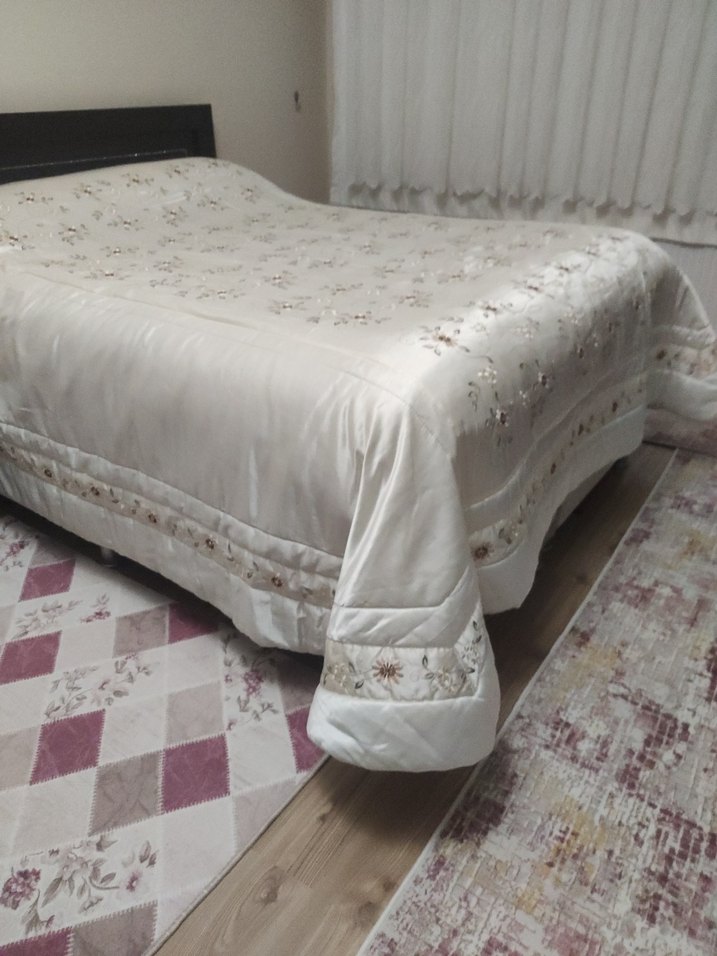 İşlemeli Beyaz Krem Yatak Örtüsü - Görsel 2