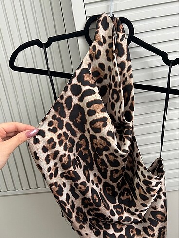 Degaje yaka leoparlı zara üst??????