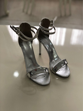 Gümüş bantlı ayakkabı
