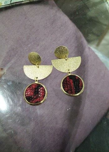 Altın Renkli Yılan Desenli Mini Küpeler